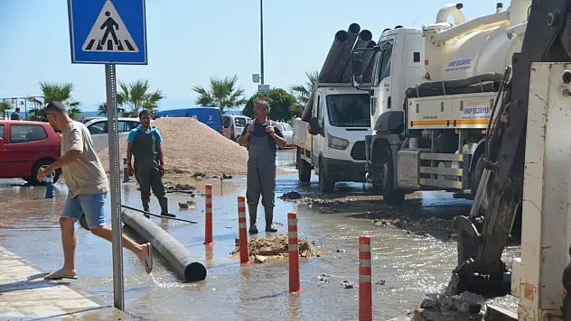 Ana su borusunu patladı, caddeyi su bastı