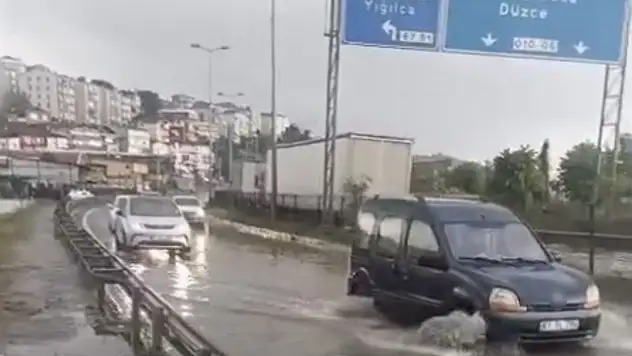 Aniden bastıran yağışın ardından su baskını sürücülere zor anlar yaşattı