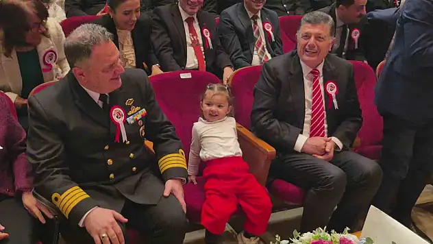 Annesinden Elinden Kurtulan Minik, Vali Arslan'ın Koltuğuna Oturdu