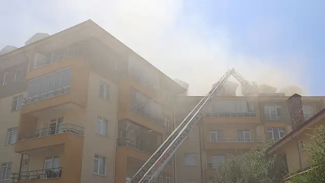 Apartman çatısında yangın çıktı