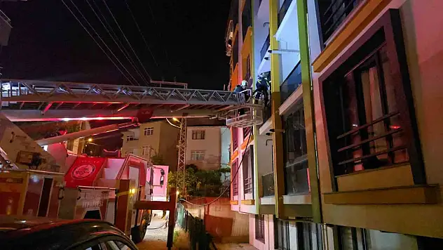 Apartman Dairesinden Duman Yükseldi