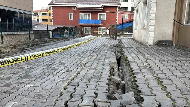 Apartman Önündeki Çatlaklıklar İstinat Duvarına Zarar Verdi