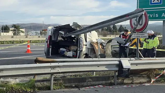 Araç Bariyerlere Saplandı: 2 Ölü