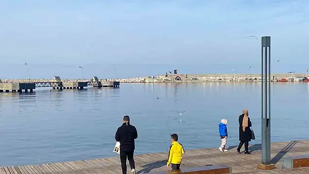 Aralık Ayının Son Günlerinde Sıcak Havayı Gören Sahile Koştu