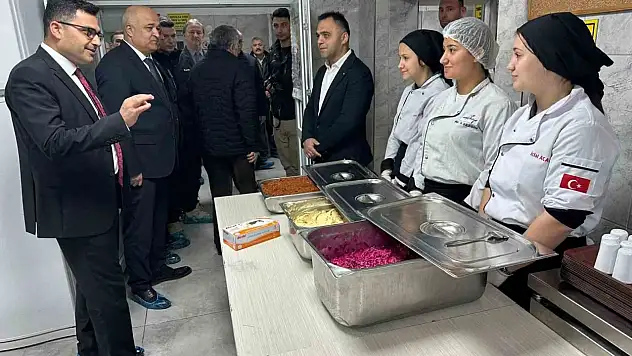 Lise Öğrencileri Günde 10 Bin Kişi İçin Yemek Hazırlıyor