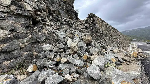 Aşırı Yağışlar İstinat Duvarını Yıktı