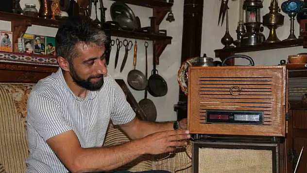 Atık Malzemeler Nostaljik Radyolara Dönüşüyor