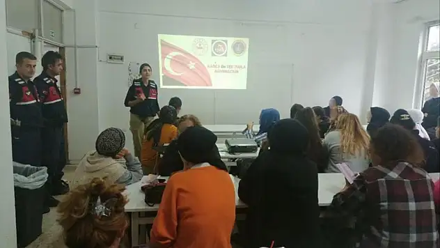 Atölyede çalışan kadınlara KADES anlatıldı