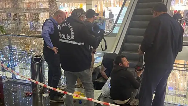 AVM'de Dehşet Anlar! Küçük Çocuğun 3 Parmağı Koptu