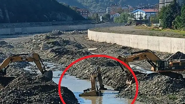 İş Makinesi Suya Gömüldü