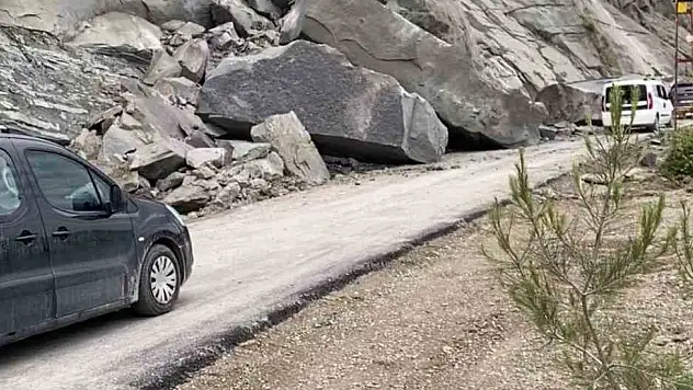 Ayancık'ta heyelan: Köy yolu trafiğe kapatıldı