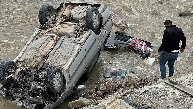 Ayancık'ta Otomobil Irmağa Uçtu: 1 Yaralı