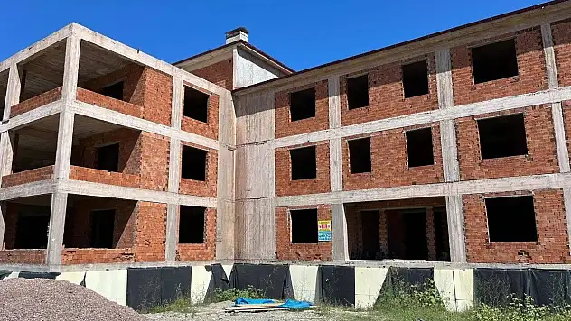 Ayancık'ta yarım kalan huzurevi inşaatı bakanlığa devredildi