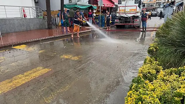 Ayancık'ta yoğun yağış sonrası temizlik çalışması