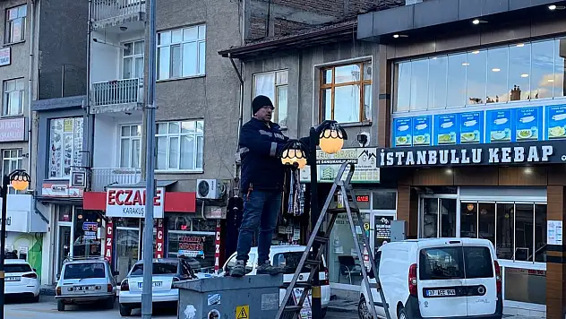 Aydınlatma Direklerindeki Bakım Ve Onarım Çalışmaları Tamamlandı