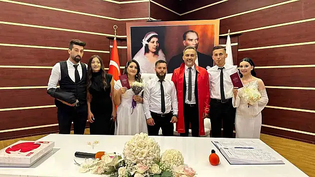 Aynı Gün Aynı Aaatte Evlendiler: Birbirlerinin Nikah Şahidi Oldular