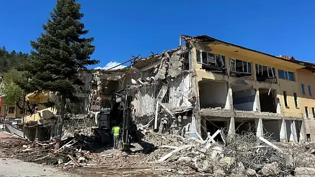Azdavay'da İş Hanı Yıkılıyor, Yerine Yaşam Merkezi Geliyor