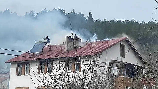 Azdavay Gümürtler Köyü'nde Çatı Yangını Kontrol Altına Alındı