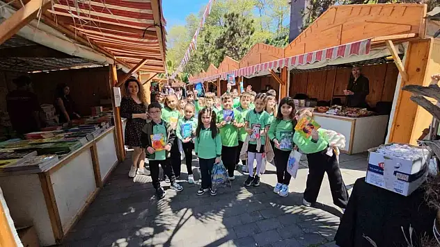 Bahçelievler İlköğretim Okulu Öğrencileri Kitap Fuarında