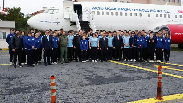 Bahçesinde Boeing 737 Eğitim Uçağı Ve F-4 Phantom İle Geleceğin Havacılarını Yetiştiren Lise