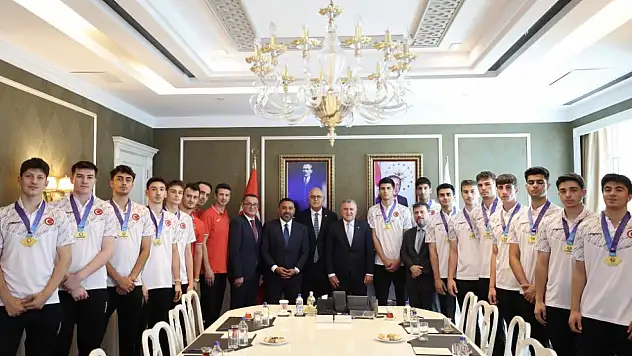 Bakan Bak: 'İstikrarlı Başarılarla Voleybol Ülkesi Haline Geldik'