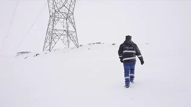 Bakan Bayraktar, Ekiplerin 7 Gün 24 Saat Sahada Olduğunu Bildirdi