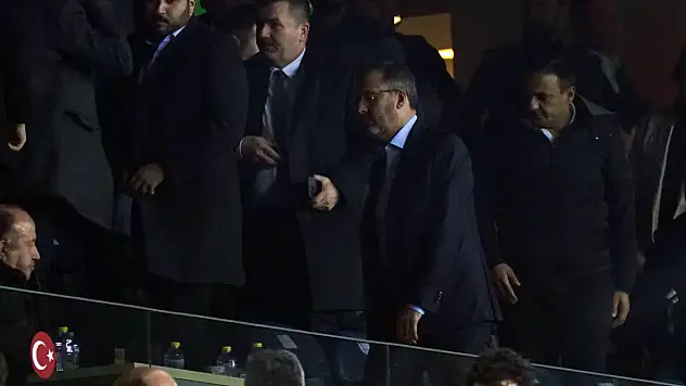Bakan Kasapoğlu, Fenerbahçe-Beşiktaş maçını tribünden takip etti