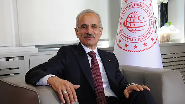 Bakan Uraloğlu: 'Elektrikli Araçlar Karbon Salımını Azaltıyor'