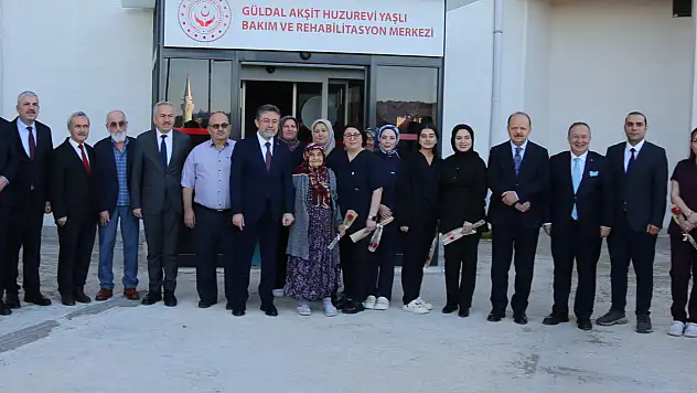 Bakan Yumaklı, Huzurevindeki Kadınların 8 Mart Dünya Kadınlar Günü'nü Kutladı
