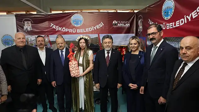 Bakan Yumaklı'ya, Taşköprü Sarımsağı Hediye Edildi