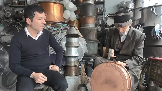 Bakır ustası, mesleğini oğluyla yaşatıyor