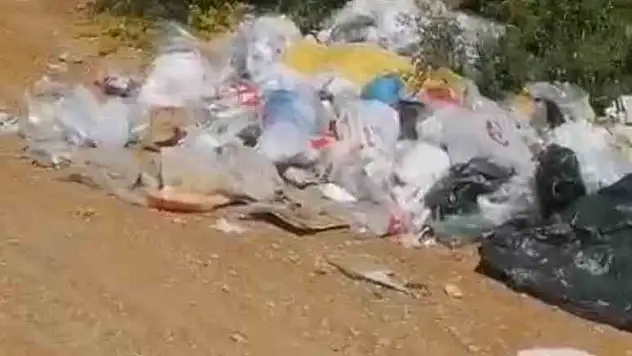 Balık tutmak için gittiği gölde çöp yığınıyla karşılaştı: Poşet poşet topladı