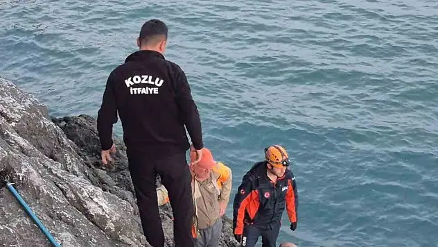 Balık tutmak isterken kayalıklardan düşen adamı ekipler ve balıkçı teknesi kurtardı