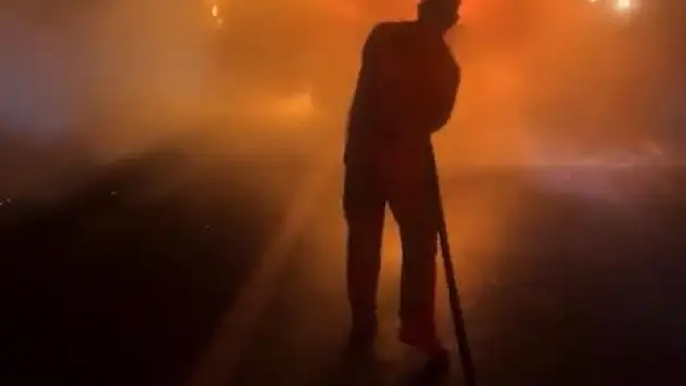 Balıkesir'deki yangına desteğe giden Bolu ekibi, Bursa'da alev alan kamyoneti söndürdü