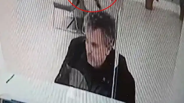 Bankada işlem yaparken üzerine kedi düştü