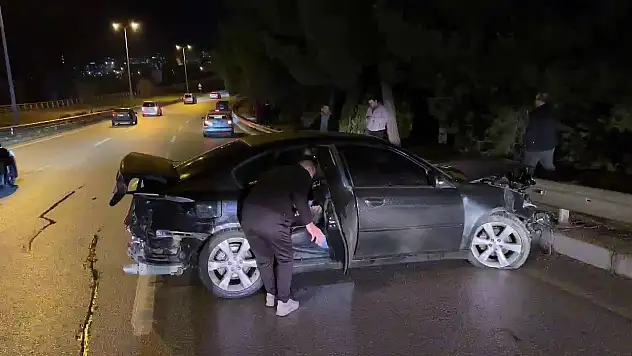 Bariyere Çarpan Otomobilin Sürücüsü Yaralandı