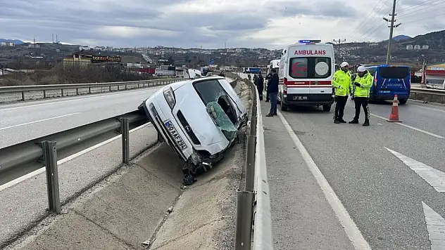 Bariyerlere Asılı Kaldı