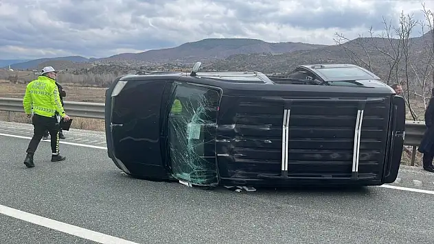 Bariyerlere çarpıp devrildi 3 yaralı