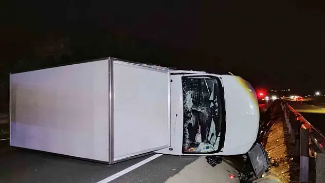 Bariyerlere çarpıp devrilen kamyonetin sürücüsü yaralandı