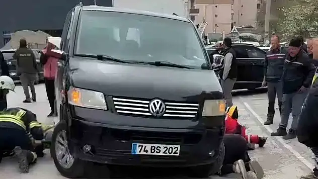 Aracın Altında Kalan Kadını Ekipler Kurtardı