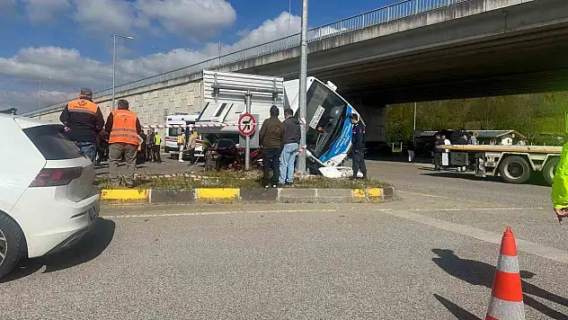 Bartın'da Halk Otobüsü Otomobilin Üzerine Devrildi: 44 Yaralı