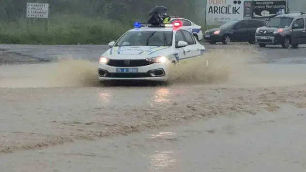 Bartın'da Irmak Taştı, Kara Yolunu Su Bastı