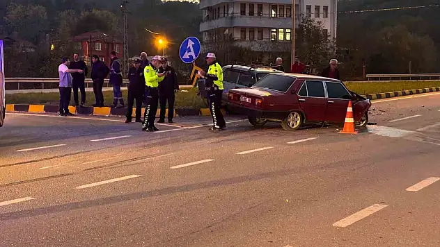 Bartın'da İki Otomobil Çarpıştı!