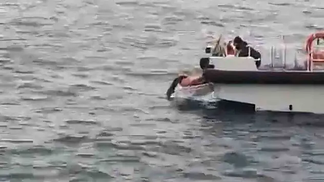 Bartın'da kıyafetleriyle denize giren kadını sahil güvenlik ekipleri kurtardı