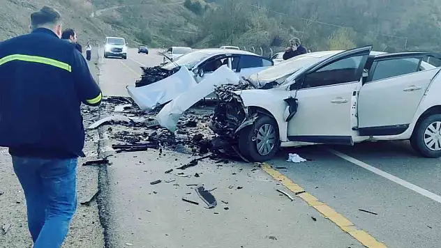 Bartın'da Otomobiller Kafa Kafaya Çarpıştı: 1 Ölü, 1 Yaralı