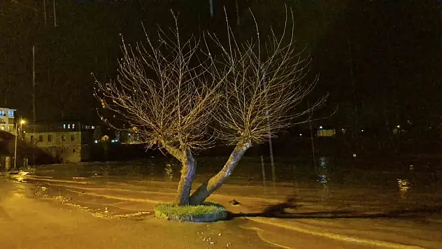 Bartın'da Sağanak Ve Dolu Yağışı Irmağı Taşırdı