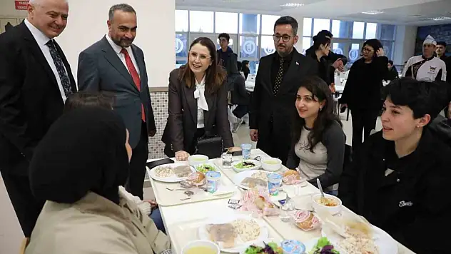 Bartın Protokolü Üniversite Öğrencileriyle İftarda Buluştu