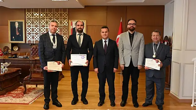 Başarılı Akademisyenlere Madalyaları Verildi