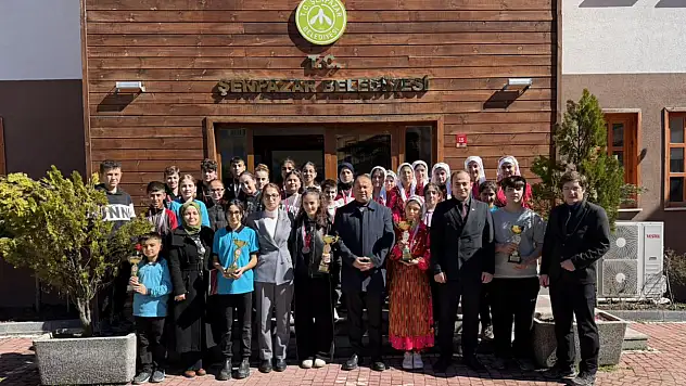 Başarılı Öğrencilerden Başkan Cem Çınar'a Ziyaret