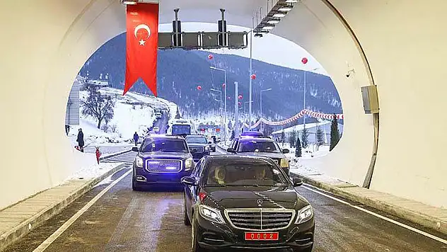 Başbakan, ailesi ile tünelden geçti